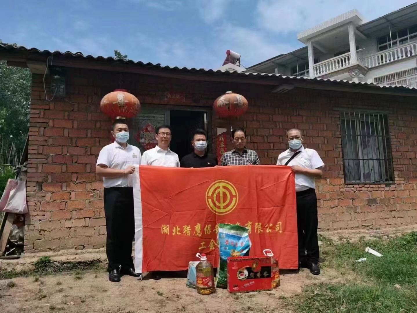 端午節(jié)將至，獵鷹企業(yè)組織員工走進鄉(xiāng)村，為老人送去生活物資