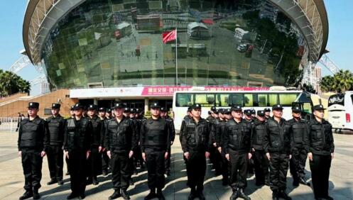 2023襄陽馬拉松在我市諸葛亮廣場激情開跑啦！